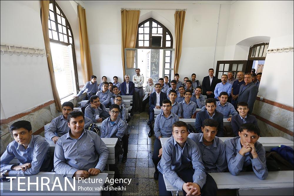 بازدید شهردار تهران از دبیرستان البرز 16