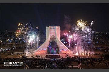 نورافشانی جشن پیروزی انقلاب اسلامی در میدان آزادی 22
