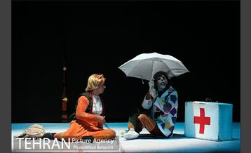 نمایش جزیره شامپانزه ها‎ 17