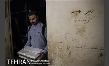 لقمه های مهربانی در محله دولتخواه‎ 9