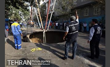 ریزش بخشی از خیابان پیامبر اتوبان ستاری -3 6