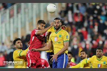 دیدار تیم های فوتبال پرسپولیس تهران و صنعت نفت آبادان 16