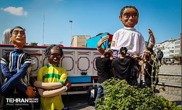 جشن بهار اولی‌ها با عروسک‌های غول پیکر 12