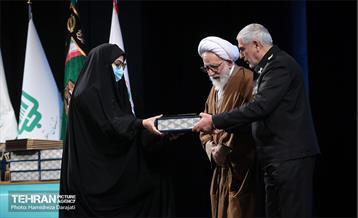 آیین تجلیل از ناشران آثار مادران و همسران شهید 15