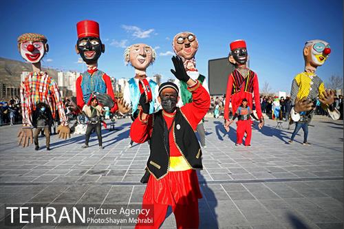 گردهمایی بزرگ عروسک‌های نوروزی در دریاچه شهدای خلیج فارس 18