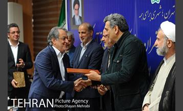 تجلیل شهردار تهران از دست اندرکاران غرفه شهرداری تهران در نمایشگاه قرآن  42