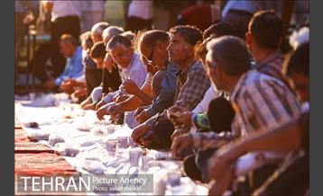 افطاری ساده راننده های تاکسی در پایانه تاکسیرانی صادقیه 4