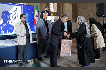 رونمایی از سردیس چهره‌های ماندگار در شهر تهران 10