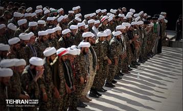 اقامه نماز بر پیکر آقای شهید ایران - 3 11