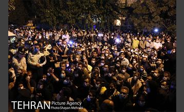 حضور مردم مقابل بیمارستان جم پس از فوت استاد شجریان 1