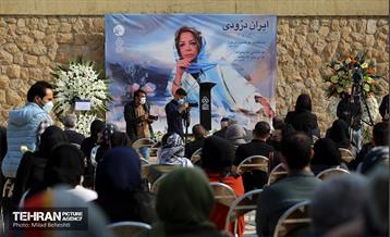 مراسم تشییع پیکر مرحومه ایران درودی هنرمند نقاش 16