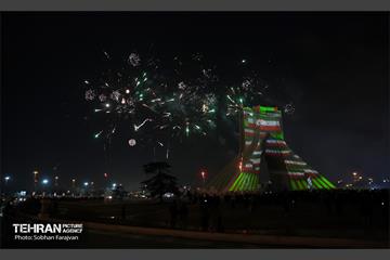 نورافشانی جشن پیروزی انقلاب اسلامی در میدان آزادی 12