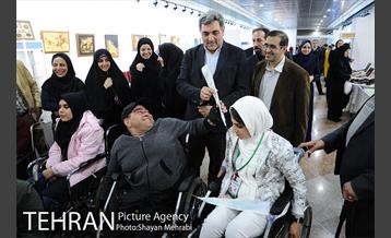 بازدید شهردار تهران از نمایشگاه دستاوردهاى هنرى زنان هنرمند داراى معلولیت 17