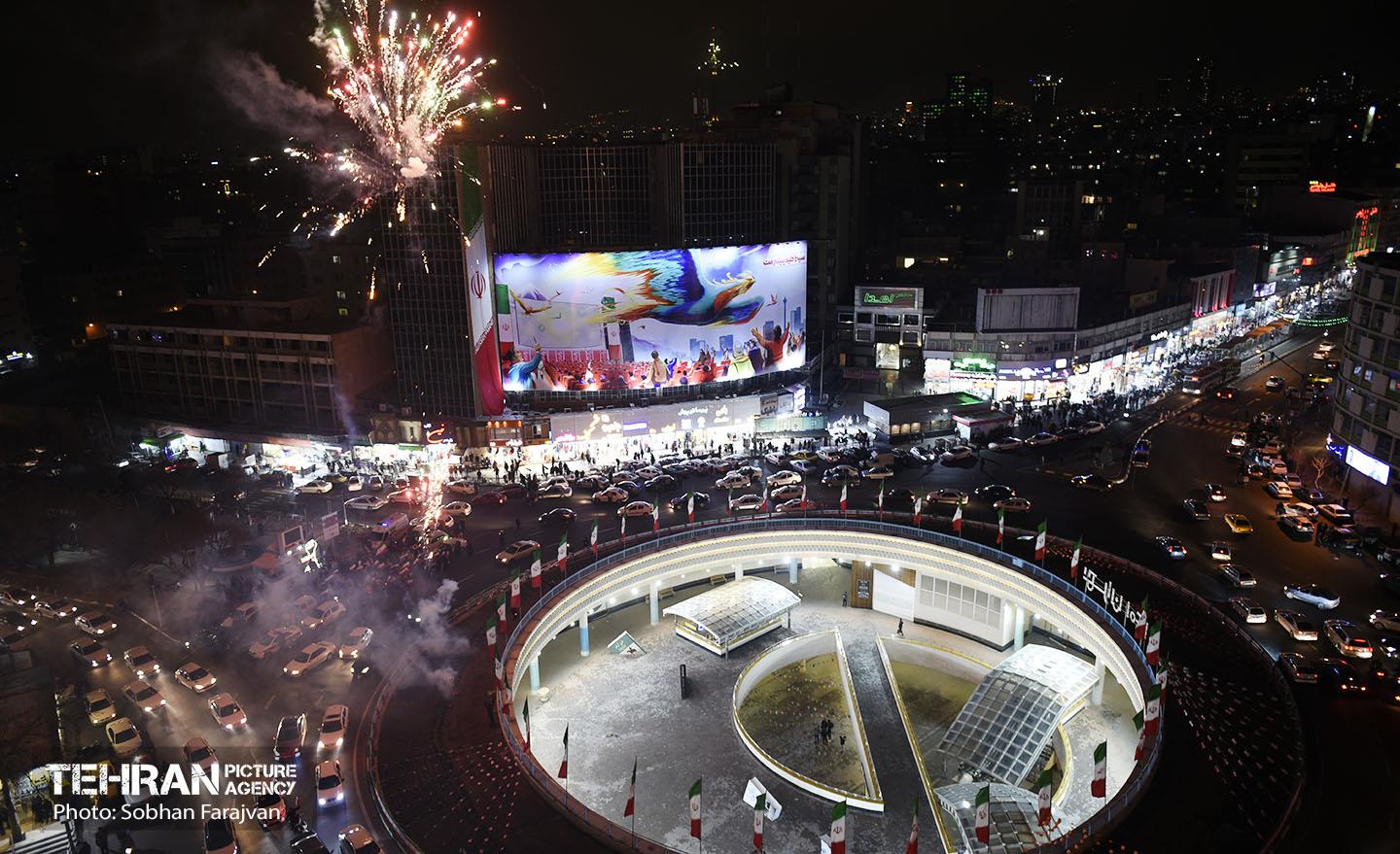 نورافشانی جشن پیروزی انقلاب اسلامی در میدان ولی‌عصر(عج) 9
