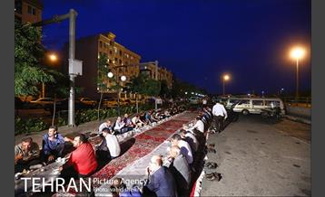 افطاری ساده راننده های تاکسی در پایانه تاکسیرانی صادقیه 19