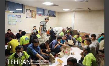 توزیع افطار بین پاکبان های شهر تهران 10
