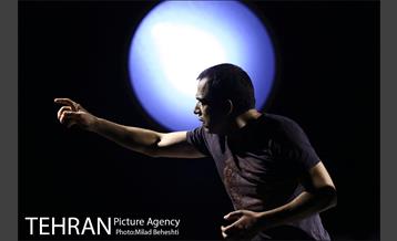 نمایش سفر به بی نهایت دور‎ 13