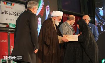 اهتزاز پرچم سبز رضوی بر فراز برج پرچم ایران 1