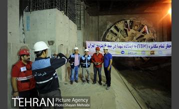 ورود دستگاه تمام مکانیزه(TBM) به ایستگاه مترو شهدا 26