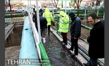 بازدید مدیران شهری از لایروبی و رسوب زدایی شبکه جمع آوری آبهای سطحی 30