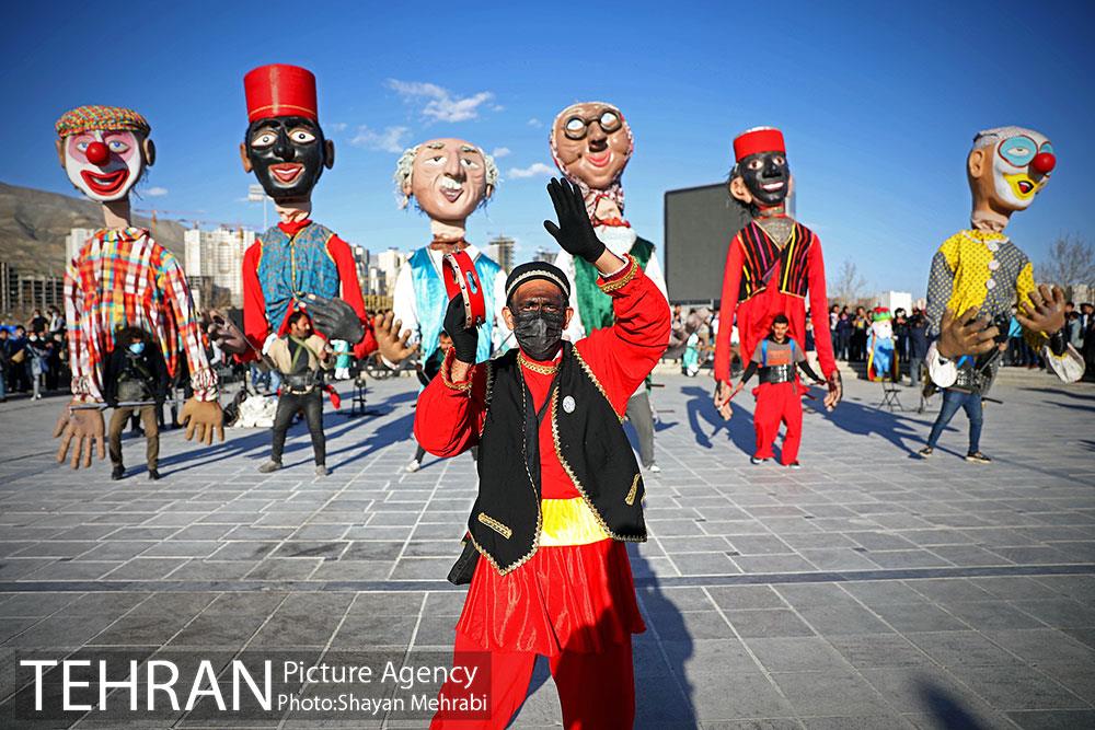 گردهمایی بزرگ عروسک‌های نوروزی در دریاچه شهدای خلیج فارس 18