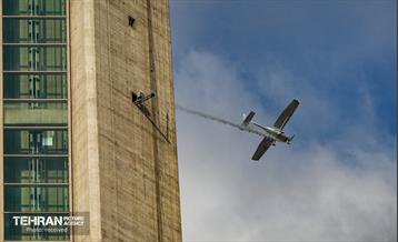 مانور ویژه هواپیماهای فوق سبک بر فراز برج میلاد 18