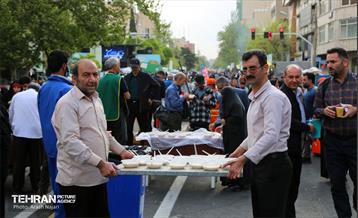 خدمت‌رسانی مواکب منطقه10 به نمازگزاران عید سعید فطر 16