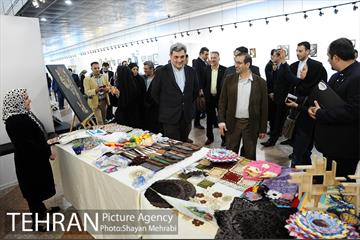 بازدید شهردار تهران از نمایشگاه دستاوردهاى هنرى زنان هنرمند داراى معلولیت 9