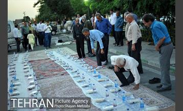 افطاری ساده در پایانه تاکسیرانی صادقیه 2