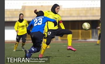 دیدار تیم‌های فوتبال بانوان البرز و سپاهان 14