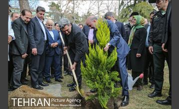 آیین کاشت درخت در بیمارستان شریعتی توسط شهردار تهران 24