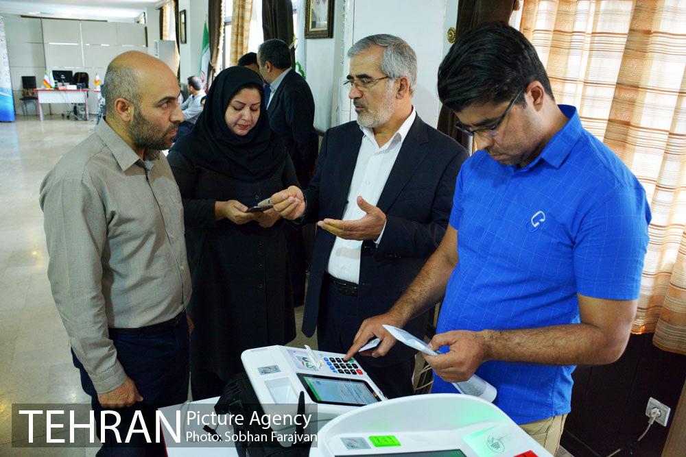آموزش نحوه عملکرد دستگاه رای گیری الکترونیکی برای اعضای ستاد انتخابات شورایاری ها 9