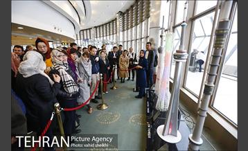 بازدید مهمانان خارجی سی و دومین نمایشگاه بین المللی کتاب تهران از برج میلاد  11