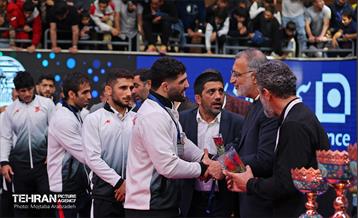 مراسم اهدای کاپ قهرمانی تیم‌های برتر کشتی آزاد توسط شهردار تهران و وزیر ورزش 21