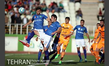 دیدار تیم های فوتبال سایپا و صنعت نفت آبادان