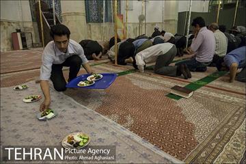 برسر سفره میهمانی خدا 7