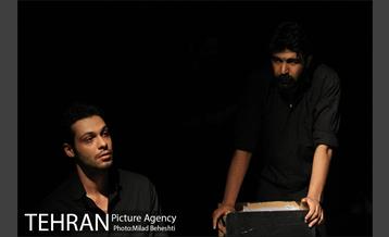 نمایشنامه خوانی او فقط خسته بود‎ 6