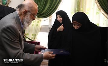 حضور شهردار تهران در منزل شهیدان الله کرمی 2