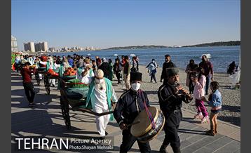 گردهمایی بزرگ عروسک‌های نوروزی در دریاچه شهدای خلیج فارس 4