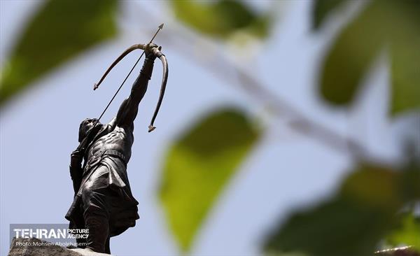 رونمایی از مجسمه آرش کمانگیر در میدان ونک 14