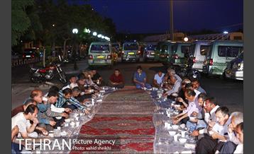 افطاری ساده راننده های تاکسی در پایانه تاکسیرانی صادقیه 18