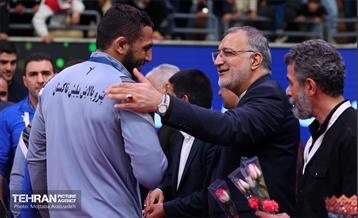 مراسم اهدای کاپ قهرمانی تیم‌های برتر کشتی آزاد توسط شهردار تهران و وزیر ورزش 29