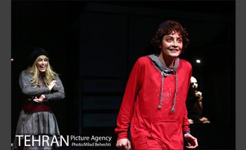 نمایش ماجرای عجیب سگی در شب 13