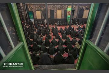 جلوی منبر و تمام صحن تکیه سادات اخوی زنان حضور داشتند و مردان در ایوان‌های دو طرف تکیه مستقر شده بودند بنابراین جمعیت زنان حاضر چند برابر مردان حاضر در تکیه بود.