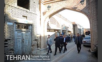 کتابگردی پیروز حناچی سرپرست شهرداری تهران در روز کتاب 12