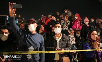 مدال افتخار انقلاب بر گردن برج آزادی 4