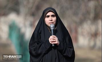 پنجره‌ای رو به آسمان آبی در منطقه 3 3