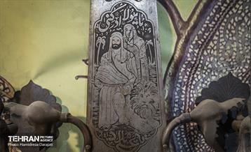 حک آیه ‏ها و احادیث بر تیغه ‏هامتعلق به هنرمندان خطاط است