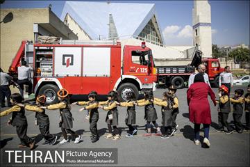 پذیرایی ایستگاه های آتش نشانی از شهروندان و دانش آموزان 6