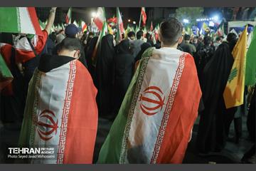 تجمع شب سی‌وچهارم در میدان انقلاب 9